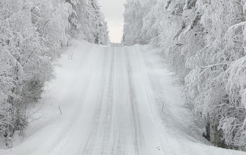 Preciso paisaje de carreteras en Finlandia