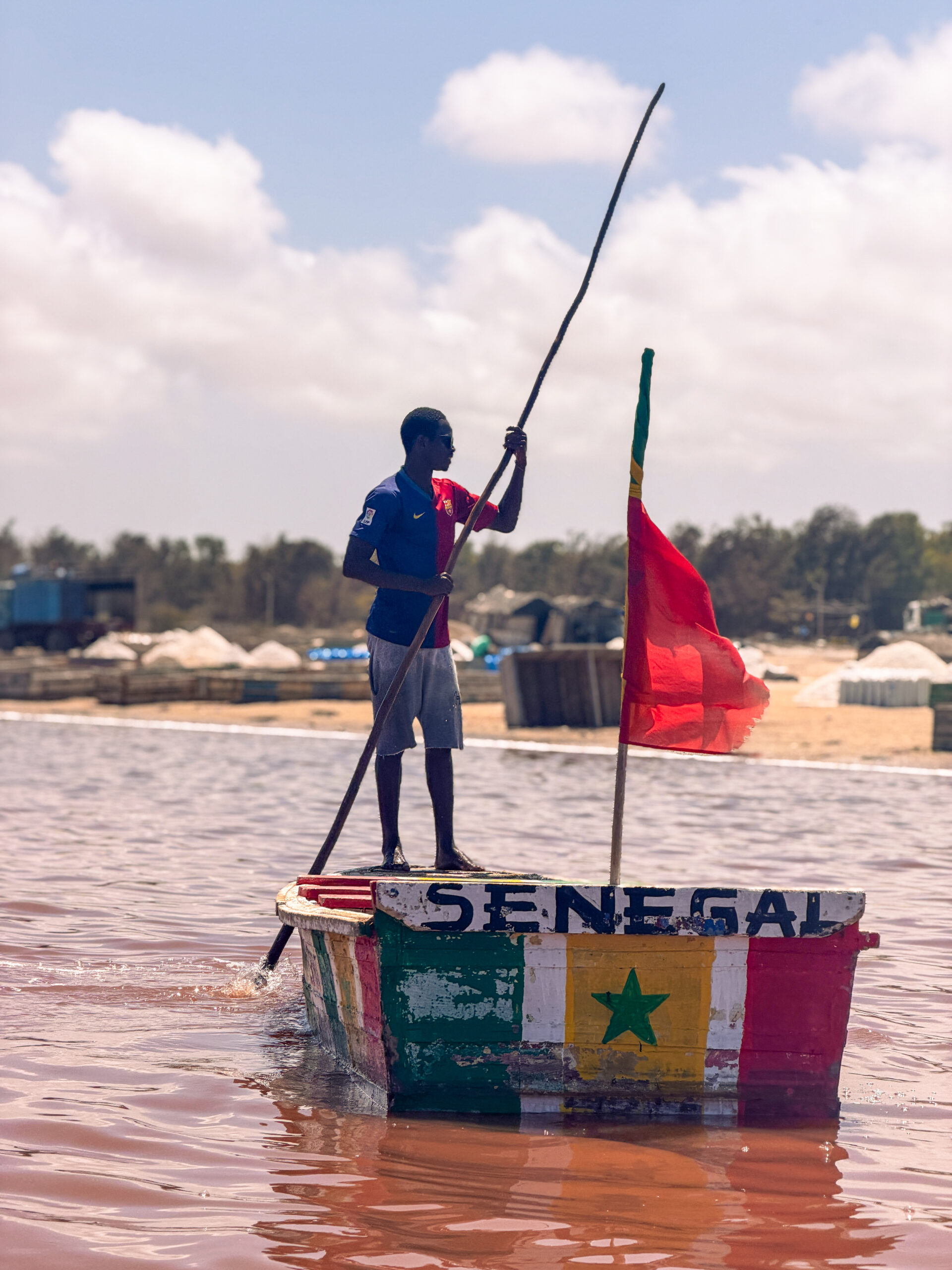 Pescador en una balsa en el Lago Rosa de Senegal